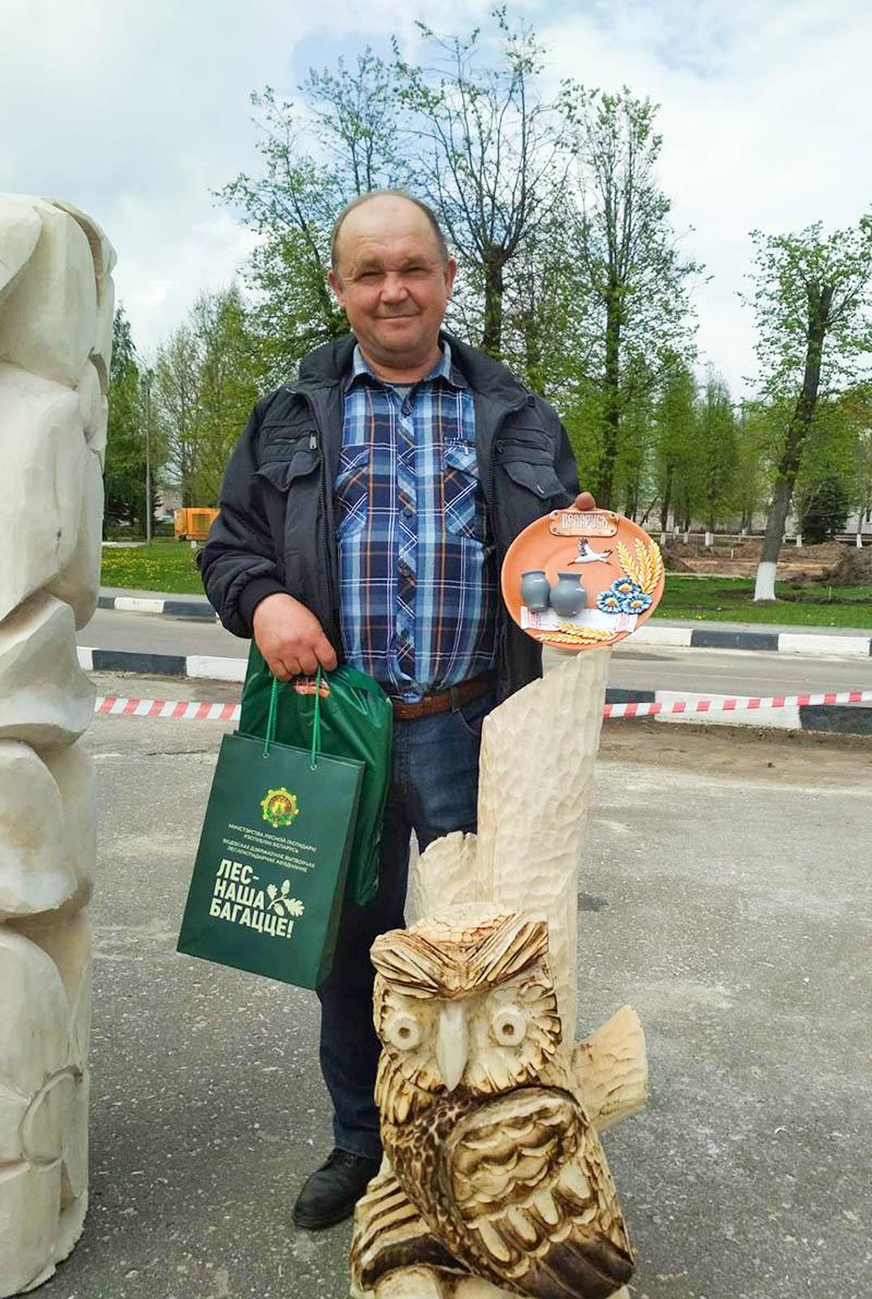 Работы поставских мастеров резьбы по дереву поехали на выставку в «Минск-Арену»