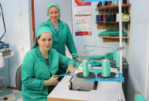 На Поставском молочном заводе работает швейный цех, где шьют санитарную и спецодежду для работников