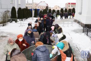 Фоторепортаж: Кто за водой, кто в прорубь: как поставчане встречали Крещение (+видео)