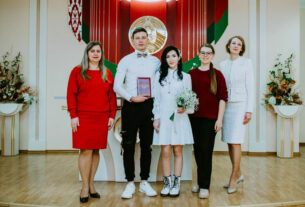 Из ЗАГСа на референдум отправились молодожены Алексей и Мария Позняки