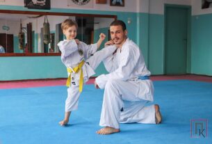 Юный каратист Ваня Попов успешно занимается в ВСК «Азимут». Пример для мальчика — его папа Евгений