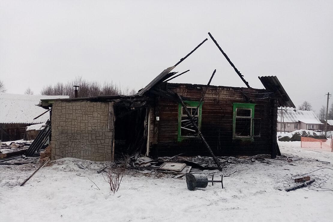 Пожар в д. Волки Поставского района уничтожил кровлю, стены и имущество