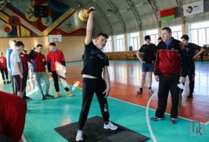 На ФОКе прошла ежегодная военно-спортивная игра "Я в армию пошел бы, пусть меня научат"