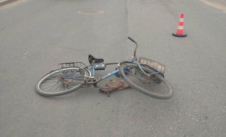 Гибель велосипедиста. Убитый велосипед. Дети велосипедисты на дороге.