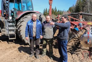 Для общей пользы работают на дуниловичских полях механизаторы местного сельхозпредприятия и молочного завода