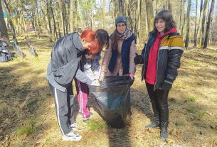 Работники Воропаевского сельсовета и школьный отряд БРСМ очистили от мусора местный парк