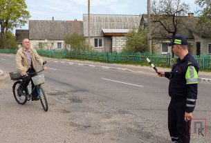 Велосипедистам напомнили о важности соблюдения ПДД и сделали полезные подарки