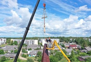 Відэафакт: Устаноўка крыжа на касцёле Езуса Міласэрнага