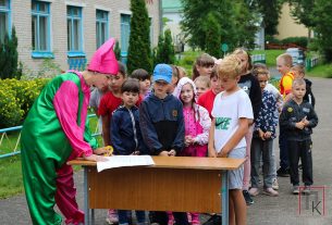 Механизаторы ОАО «Хотилы-агро» Валерий Ярошевич и Николай Побединский работают на новых комбайнах «Полесье»