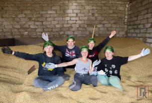 Комбайнеры и механизаторы ОАО «Хотилы-агро» первыми в районе намолотили и перевезли по 1000 тонн зерна