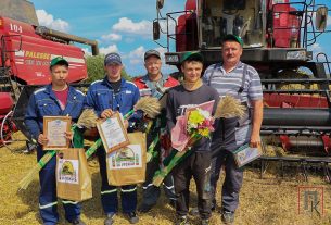 Комбайнеры и механизаторы ОАО «Хотилы-агро» первыми в районе намолотили и перевезли по 1000 тонн зерна