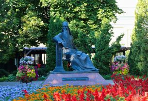 Комбайнеры и механизаторы ОАО «Хотилы-агро» первыми в районе намолотили и перевезли по 1000 тонн зерна