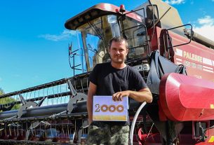 Комбайнер ОАО «Новоселки-Лучай» Виктор Рогов единственный в районе намолотил 2 тысячи тонн зерна