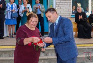 На тожественной линейке в Лынтупской СШ Анне Беседской вручили орден Матери