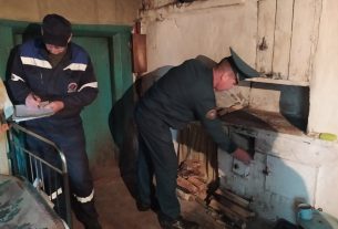 Работники Поставского РОЧС обследуют дома граждан и напоминают о безопасности