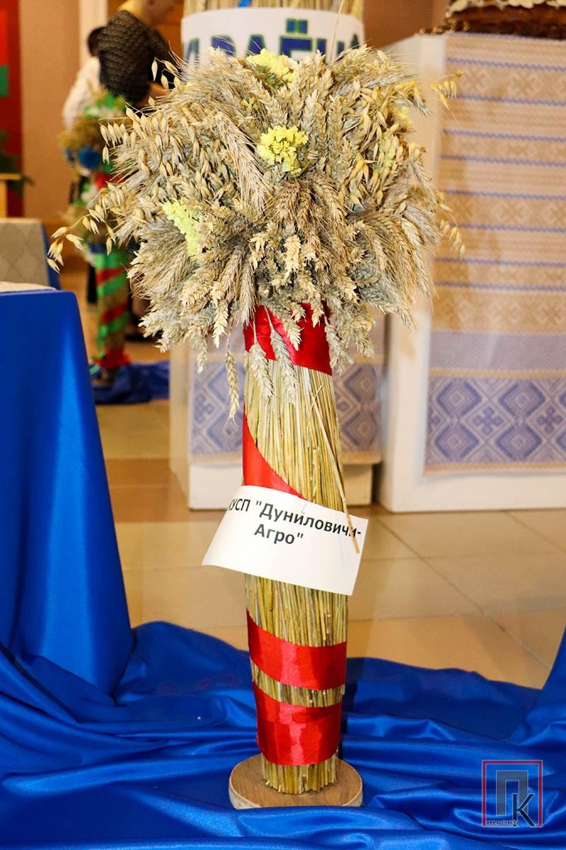 Фоторепортаж: Выставка снопов и караваев на районном празднике "Дожинки" в Поставах