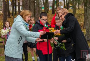 Знаковая табличка с QR-кодом установлена у памятника на братской могиле в Воропаево