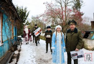 Накануне Нового года военные 1-го РТЦ подарили многодетной семье праздник