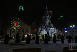 Фотофакт: Новогодняя атмосфера царит на центральной площади в Поставах