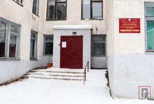 В здании начальной школы СШ №1 началась замена старых деревянных окон и дверей на пластиковые