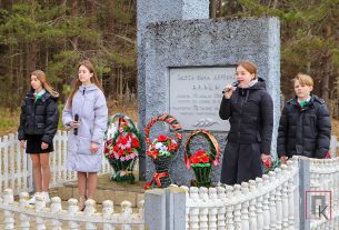 Фоторепортаж: У памятника на месте сожженной д. Альцы прошёл митинг и возложение цветов