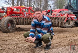 Новый «Кировец» с культиватором доверили механизатору ОАО «Хотилы-агро» Алексею Морозу