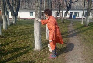 Фотофакт: Работники Поставской ЦРБ вышли на уборку и облагораживание территории