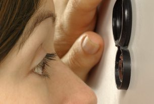 Отвечает участковый инспектор милиции. Почему важно не пускать в свой дом незнакомцев?