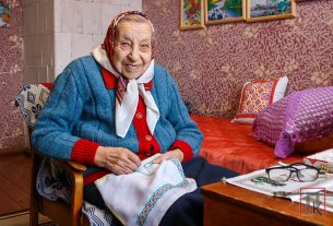 92-летняя жительница г.п. Воропаево Глафиры Наумчик вышивает очень красивые картины