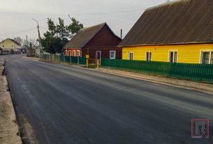 Фотофакт: Работники ЖКХ прочищают от мусора и ила трубу под дорогой по ул. Советской