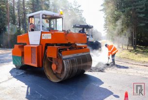 Фотофакт: Работники ДРСУ-132 и ДЭУ-33 меняют асфальт на повреждённом участке объездной дороги