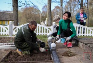 Фоторепортаж: В рамках республиканского субботника убран памятник и территория у водопада в д. Маньковичи