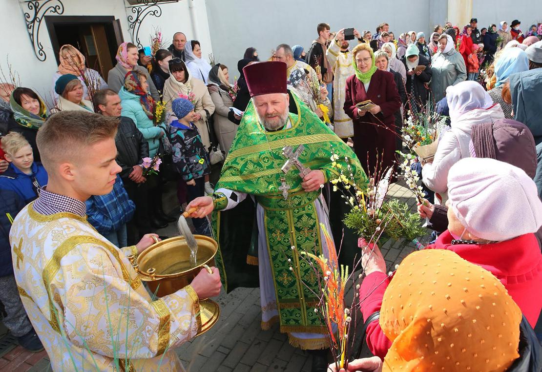 26 апреля православный. Пасха Церковь. С пасхальным воскресеньем. Православные прихожане. Празднование Пасхи.