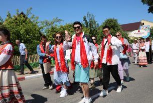 Видеофакт: Театрализованное шествие участников и гостей фестиваля