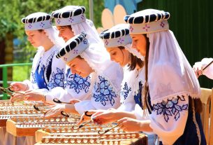 Iграй, гармонiк! Цымбалы, звiнiце! У мiры, сяброўстве, народы, жывіце!