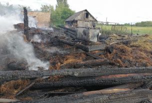 Сарай и деревянная постройка уничтожены в результате пожара в д. Крюки-2
