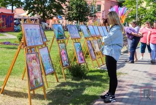 Фотарэпартаж: Выстава малюнкаў вучняў Пастаўскай дзіцячай школы мастацтваў імя А. Ромера «Шчасце жыць у мірнай Беларусі»