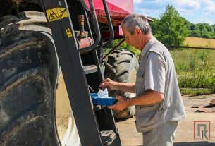 Золотой юбилей в золотом поле встречал 11 июля один из лучших механизаторов ОАО «Хотилы-агро» Николай Чешун