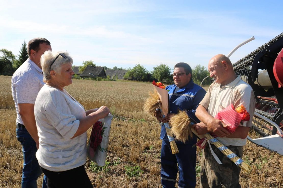 В Поставском районе на уборке урожая появились первые тысячники