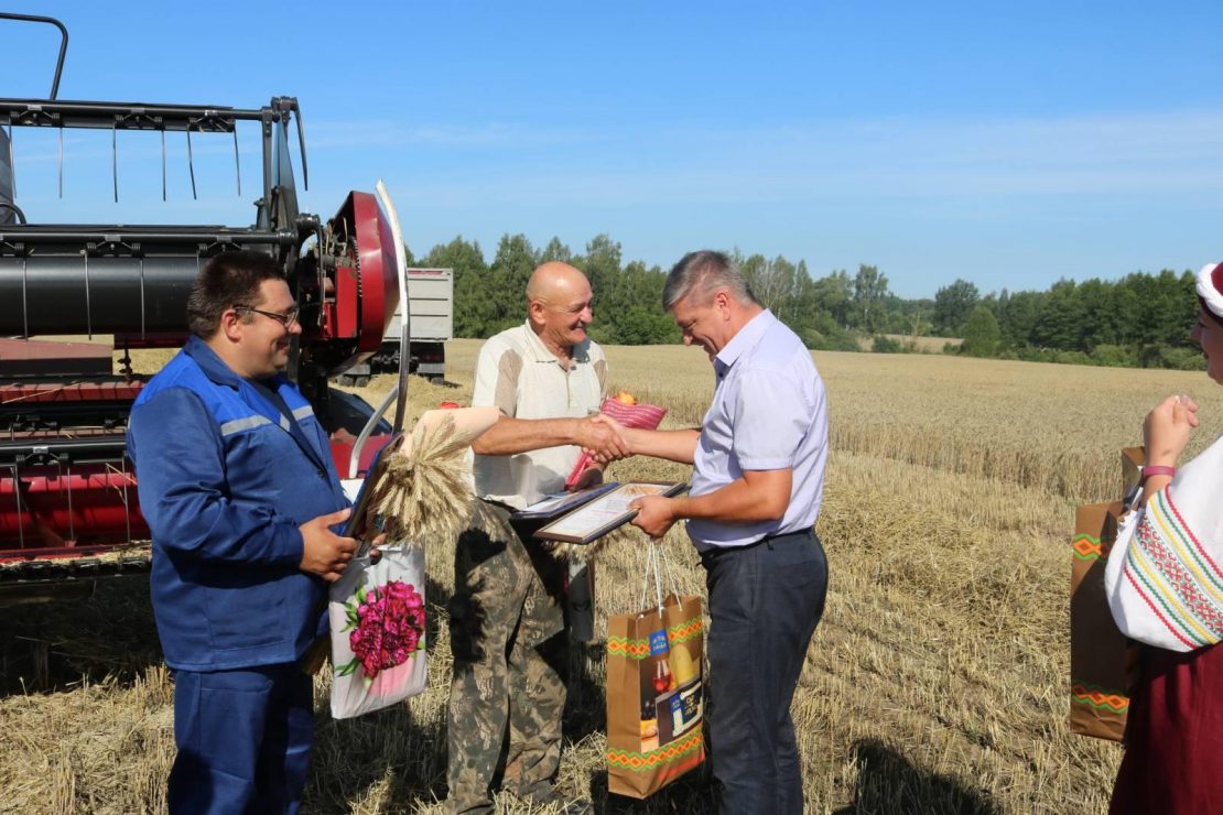В Поставском районе на уборке урожая появились первые тысячники