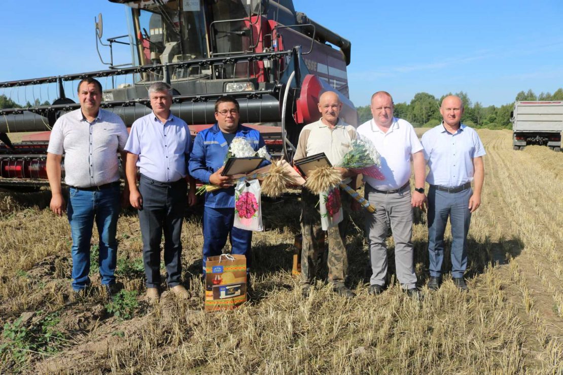 В Поставском районе на уборке урожая появились первые тысячники