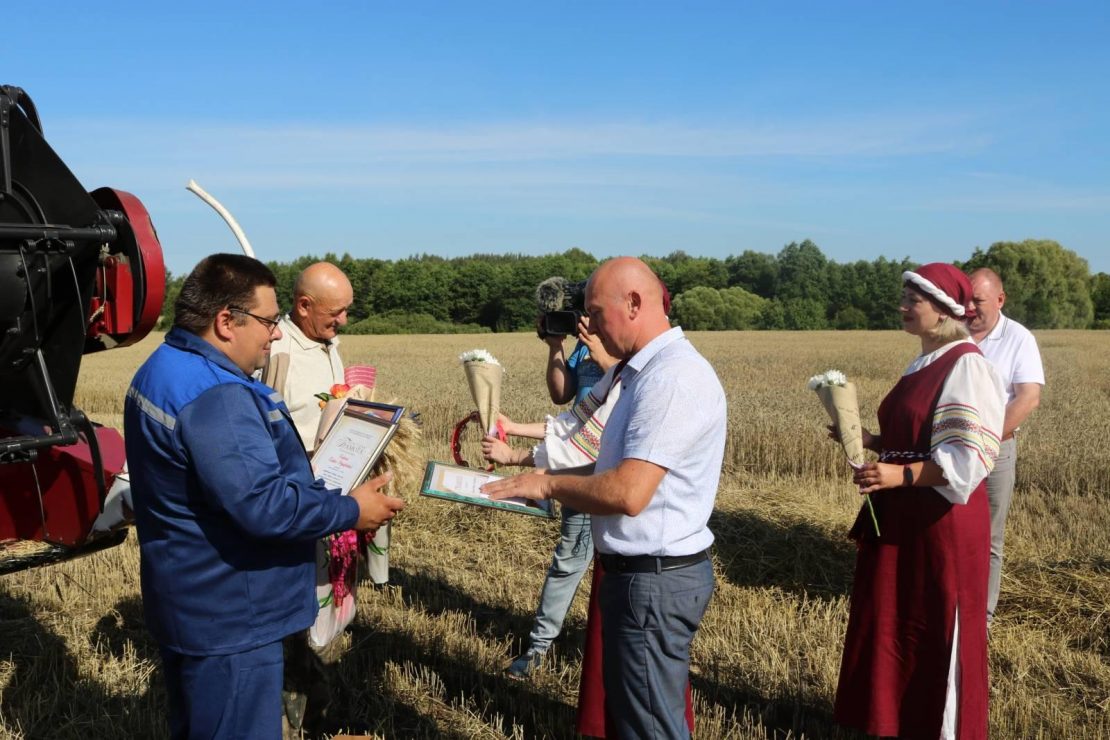 В Поставском районе на уборке урожая появились первые тысячники