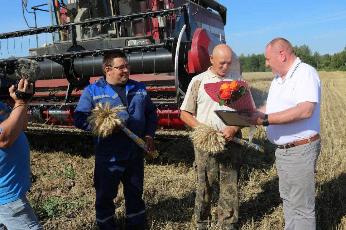 В Поставском районе на уборке урожая появились первые тысячники