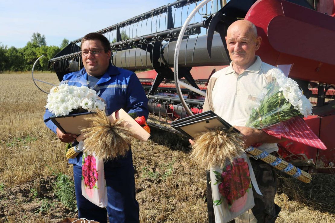 В Поставском районе на уборке урожая появились первые тысячники