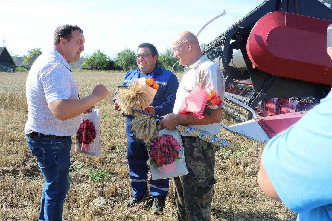 В Поставском районе на уборке урожая появились первые тысячники