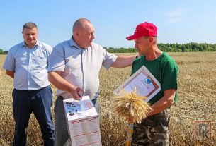 Комбайнер ОАО «Новоселки-Лучай» Геннадий Анкудович стал первым в Витебской области двухтысячником