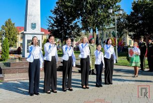 Фоторепортаж: Митинг с возложением венков, корзин и цветов к братской могиле на пл. Ленина