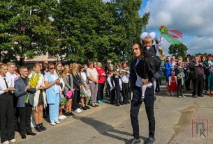 Фоторепортаж: День знаний. Торжественная линейка в Камайской средней школе