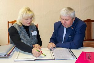 Звания «Почетный дорожник» удостоен накануне прораб филиала «Поставское ДРСУ-132» Андрей Рагиня