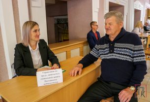 Портную ателье «Силуэт» и ветерана труда Елену Кузнецову в душевной обстановке проводили на пенсию